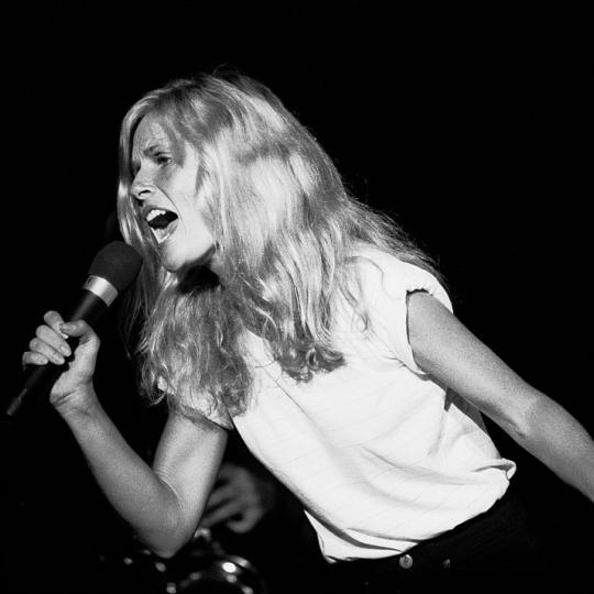 Singer Kim Carnes at the Park West auditorium, Chicago, Illinois, August 28, 1981. (Photo by Paul Natkin/Getty Images)