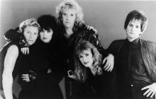 Portrait of the American rock group Heart including: (L-R) Mark Andes, Ann Wilson, Howard Leese, Nancy Wilson and Denny Carmassi, circa 1980s. (Photo by Epic/Hulton Archive/Getty Images)