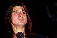 (MANDATORY CREDIT Ebet Roberts/Getty Images) NEW YORK - OCTOBER 10: Steve Perry of Journey performs on stage at the Nassau Colliseum on October 10, 1981 in Uniondale, Long Island, New York. (Photo by Ebet Roberts/Redferns)