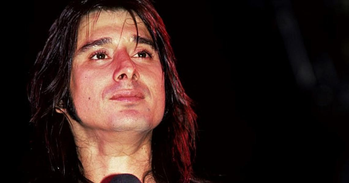 (MANDATORY CREDIT Ebet Roberts/Getty Images) NEW YORK - OCTOBER 10: Steve Perry of Journey performs on stage at the Nassau Colliseum on October 10, 1981 in Uniondale, Long Island, New York. (Photo by Ebet Roberts/Redferns)